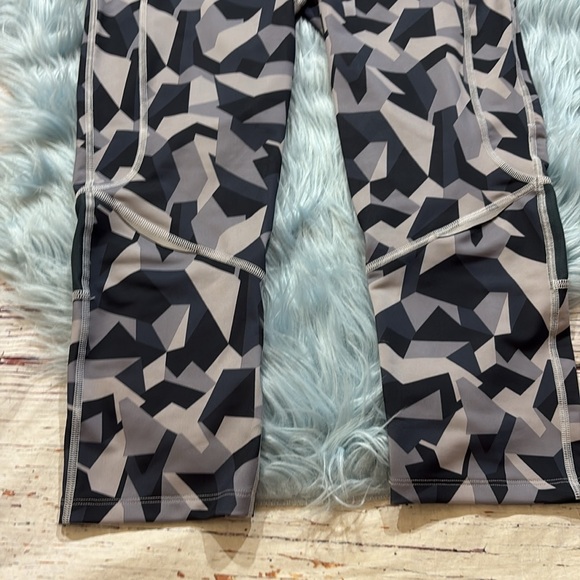 NWT Under Armour Heatgear UA Running Fitted Tough Run Printed Capri Sz M - Picture 4 of 9